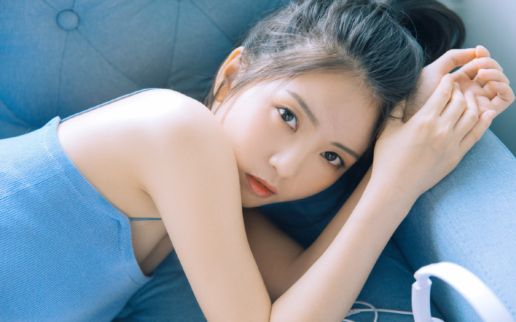 _山野越野车：穿越荒原的速度与激情_，越野车在山地里越野的视频