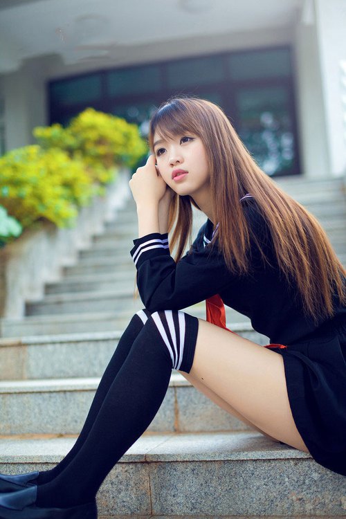 “青少年足球训练营吸引大批青少年，踢出梦想”，青少年足球训练营文化节手抄报